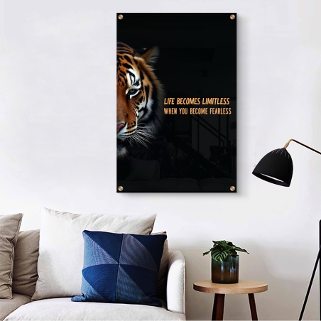 תמונת זכוכית של טיגריס מביט בעוצמה עם הכיתוב 