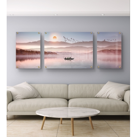 שלישיית תמונות זכוכית עם סירה ששטה באגם שקט מול שקיעה וצלליות הרים, בעיצוב רך בצבעי ורוד, סגול וכתום, מודפס על זכוכית חלקה
