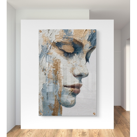 תמונת זכוכית פורטרט נשי בגווני תכלת ובז' עם הדפסה חלקה ללא תבליט – תכשיט לבית