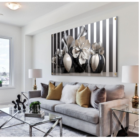 תמונת זכוכית לרוחב עם אגרטלים שחורים-לבנים ופרחים גדולים על רקע פסים מונוכרומטי – יצירה מודרנית יוקרתית לעיצוב הבית.