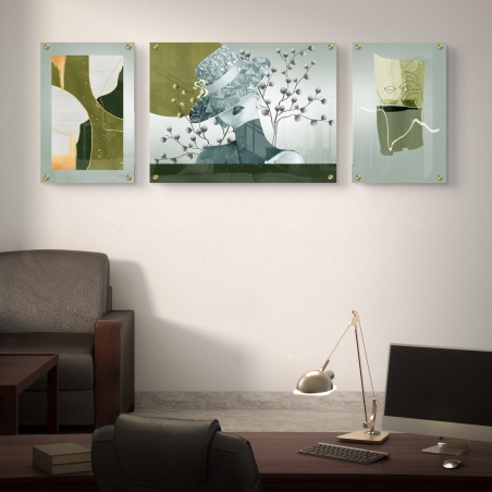 שלישיית תמונות זכוכית עם דמות אישה מודרנית בשילוב קווים אמנותיים בגווני ירוק, זהב וענפי טבע עדינים