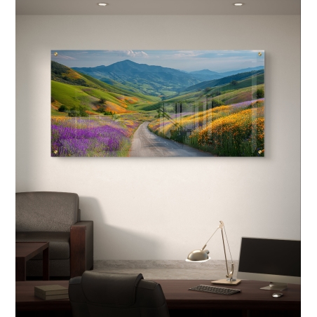 תמונת זכוכית לרוחב עם דרך כפרית בין פריחה סגולה וצהובה, גבעות ירוקות ורקע הררי פתוח