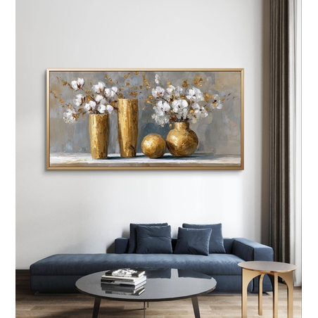 תמונת קנבס טבע דומם עם אגרטלי זהב ופרחים לבנים על רקע אפור בסגנון ציורי יוקרתי