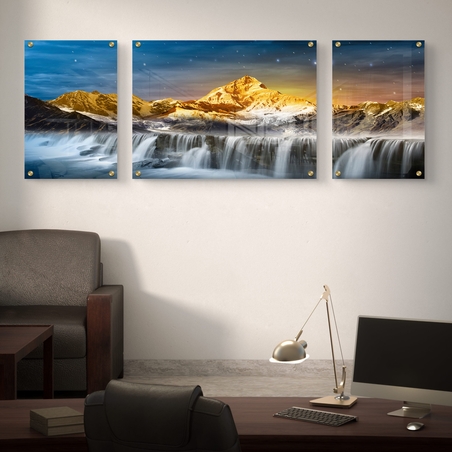 תמונה מחולקת לשלושה חלקים על זכוכית חלקה, מציגה מפלים לבנים זורמים מהר מושלג עם תאורה זהובה בשקיעה על רקע שמיים כחולים