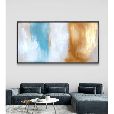 תמונת קנבס רחבה עם עיצוב אבסטרקטי בגווני כחול, זהב ולבן, עם משיכות צבע רכות ונגיעות מטאליות, מתאימה לעיצוב יוקרתי של סלון, משרד או חדר שינה.