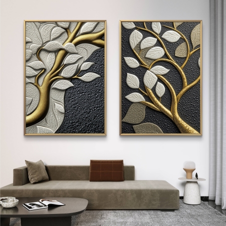 זוג תמונות קנבס עם עיצוב תלת-ממדי של עצים מוזהבים, עלים בגווני לבן ואפור, ורקע שחור מחוספס, ליצירת מראה יוקרתי ואלגנטי.