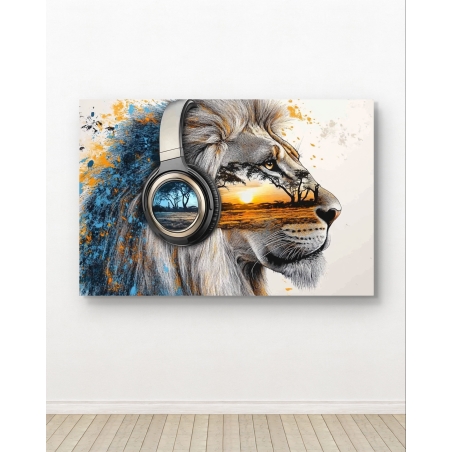 תמונת קנבס מרהיבה המציגה ראש אריה עם אוזניות שבתוכן נוף סוואנה קסום עם שקיעה, בשילוב צבעי כחול וכתום עוצמתיים.