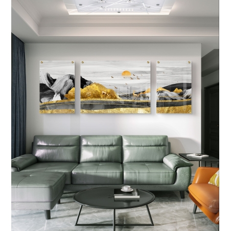 שלוש תמונות זכוכית עם נוף הרים, שמש שוקעת, איילים וציפורים, בגווני שחור, לבן וזהב, בעיצוב מודרני עוצמתי.