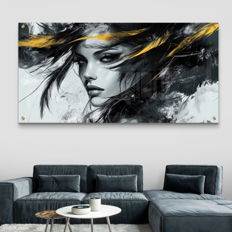 תמונת זכוכית רחבה של דמות נשית מסתורית, בעיצוב אבסטרקטי מרהיב עם גווני שחור ולבן ושיער מעוטר בנגיעות זהב דינמיות.