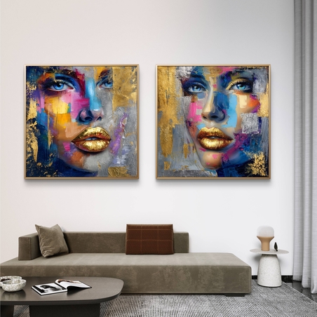 זוג תמונות קנבס מרובעות של דיוקן נשי צבעוני עם שפתיים מוזהבות, בהדפסה חלקה לעיצוב קיר מודרני ויוקרתי.