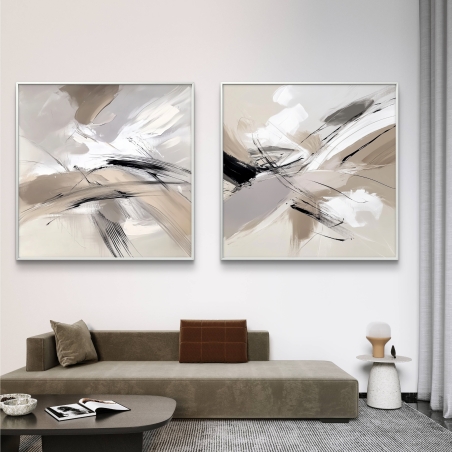 זוג תמונות קנבס אבסטרקטיות בגוונים טבעיים של בז', לבן ושחור, עם קווים דינמיים שמעניקים תחושת תנועה והרמוניה.