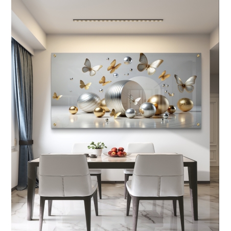 תמונת זכוכית רחבה עם פרפרים מוזהבים וכדורים מבריקים בגווני זהב וכסף על רקע בהיר