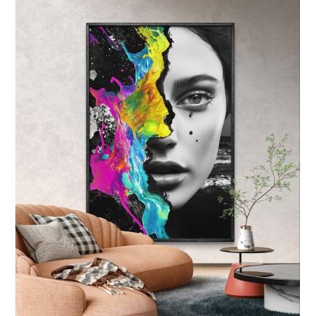 תמונת קנבס עם חצי פנים נשיות בשחור-לבן לצד התפרצות צבעונית בגווני ניאון על רקע שחור