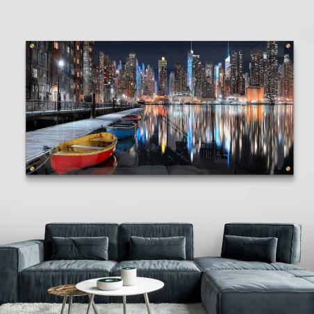 תמונת זכוכית לרוחב עם נוף לילה של רציף וסירות מול גורדי שחקים מוארים מתוך קולקציית תכשיט לבית