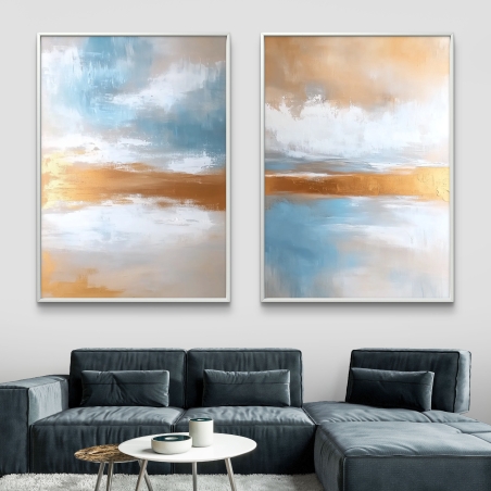 זוג תמונות קנבס אבסטרקטיות בגווני כחול, זהב ולבן, המשדרות שלווה והרמוניה בהשראת אופק נצחי ושמיים המשתקפים על פני המים.