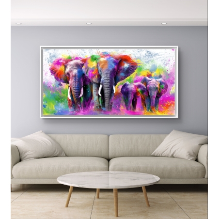 תמונת קנבס של שלושה פילים בצבעים עזים על רקע מופשט, בהדפסה חלקה ואיכותית.