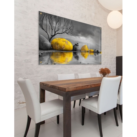 תמונת זכוכית רוחבית של אבנים מוזהבות מעל מים עם רקע אפור דרמטי – תכשיט לבית