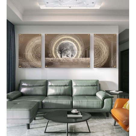 תמונה מחולקת מודפסת על זכוכית חלקה, עם ירח גדול במרכז, עץ ואיילים מוקפים בטבעות זהב – עיצוב אלגנטי ומודרני לקיר הבית