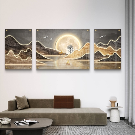 תמונה מחולקת על זכוכית עם נוף הרים, ירח מלא, איילים וסירה – בגוונים זהובים ואפורים – מתוך הקולקציה היוקרתית של תכשיט לבית