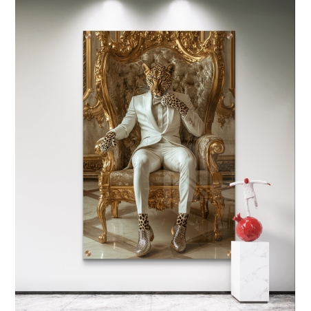 תמונת זכוכית של דמות עם ראש נמר בטוקסידו לבן, יושבת על כיסא מלכותי מוזהב, מתוך קולקציית M-X ART לעיצוב יוקרתי.