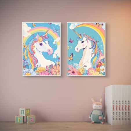 זוג תמונות קנבס לחדר ילדים עם איורי חד קרן קסום, קשת בענן, פרחים צבעוניים ופרפרים על רקע שמיים תכולים – יצירה מלאת פנטזיה ושמחה.