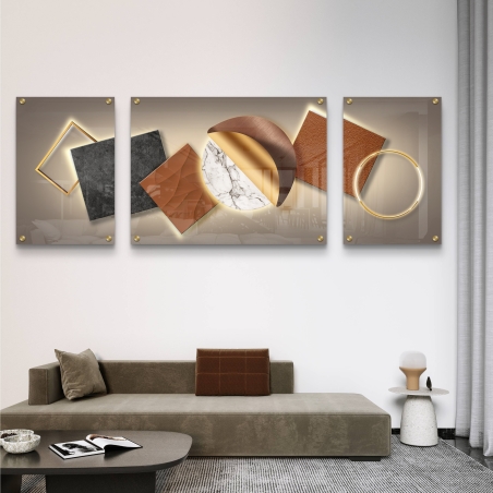 תמונה מחולקת על זכוכית בעיצוב גיאומטרי מודרני עם אלמנטים של שיש, עץ, מתכת ועור בגוונים חמימים וזהובים – תמונת קיר יוקרתית ומעוצבת