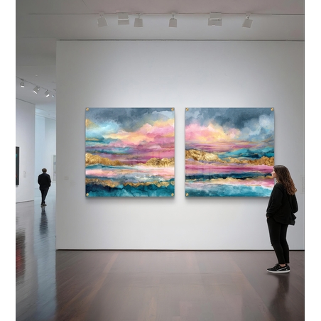 זוג תמונות זכוכית מרובעות בעיצוב אבסטרקטי עם שכבות צבע בגווני טורקיז, ורוד וזהב, בעיצוב יוקרתי לקיר הסלון.