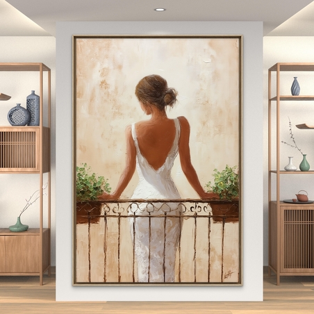 אישה בשמלה לבנה עומדת במרפסת מול רקע שמנת-זהב – תמונת קנבס אלגנטית NEXTGEN BY BAR