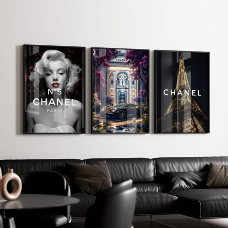 שלישיית תמונות קנבס מעוצבות בסגנון יוקרתי בהשראת מותג שאנל. התמונה השמאלית מציגה את דמותה של מרילין מונרו בליווי הלוגו המפורסם של שאנל מספר 5, במרכז תמונה המציגה את מבנה חנות הדגל של שאנל בפריז לצד רכב יוקרתי, והתמונה הימנית כוללת את מגדל אייפל בלילה עם תאורה קסומה ולוגו שאנל. מושלם לעיצוב סלון, משרד יוקרתי או חלל המעוניין באווירת פריז אלגנטית.