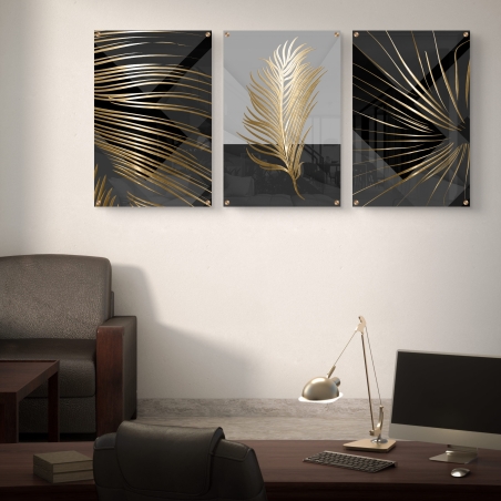 שלישיית תמונות זכוכית עם עלי זהב על רקע כהה בעיצוב מודרני ויוקרתי