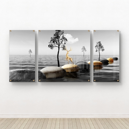 תמונת זכוכית מחולקת לשלושה חלקים עם נוף מים, סלעים ואייל מוזהב – הוד האייל המוזהב