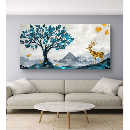 תמונת זכוכית רחבה עם עץ טורקיז, אייל זהוב ונוף הררי אפור ברקע – יצירת קיר ייחודית ומרגיעה לעיצוב הבית.