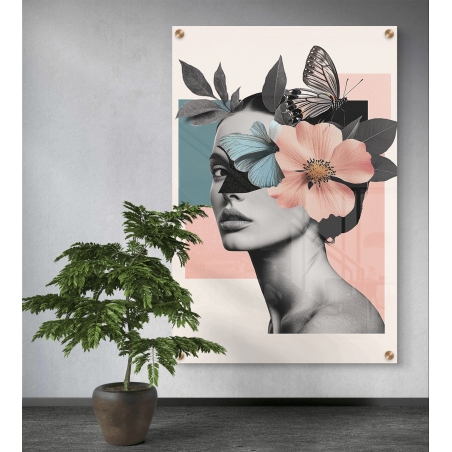 תמונת זכוכית עם פורטרט אישה שחור לבן בשילוב פרח ורוד, פרפר תכלת ופרפר שחור, תלויה בחדר מעוצב עם כורסה צהובה וצמח ירוק.