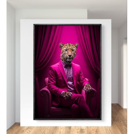 תמונת קנבס של נמר בחליפה סגולה-ורודה יושב על כורסה עם רקע וילונות דרמטי, מתוך קולקציית M-X ART.