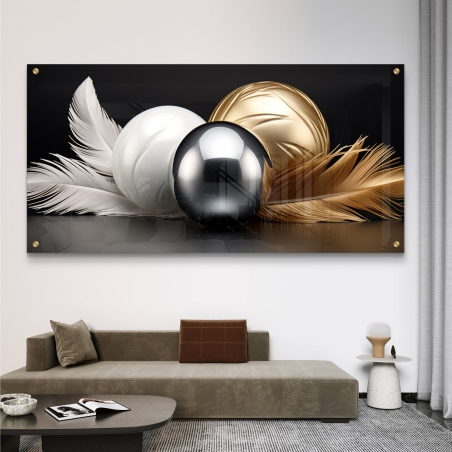 תמונת זכוכית לרוחב עם כדורי זהב, שחור ולבן בשילוב נוצות אלגנטיות על רקע כהה, בעיצוב יוקרתי ומודרני המתאים לחללים מעוצבים.