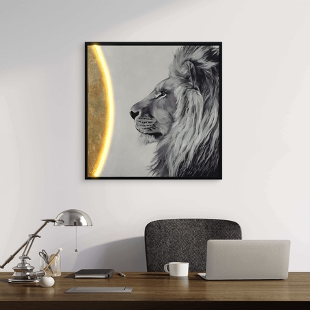 תמונת LED אריה מונוכרומטי עם אלמנט זהב – הדפס משודרג עם מריחות צבע, מופעלת על סוללות עם שלט רחוק