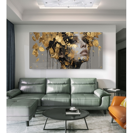 תמונת זכוכית בהדפסה חלקה של דיוקן נשי אומנותי עם עלי זהב דרמטיים בגווני שחור, אפור וזהב, בעיצוב יוקרתי ומודרני.