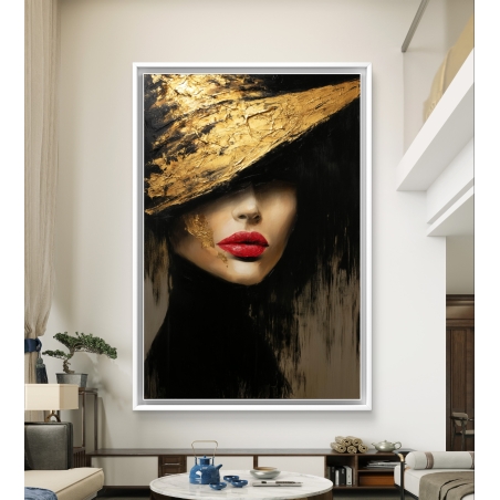 תמונת קנבס של אישה עם שפתיים אדומות וכובע זהב גדול, על רקע כהה, מודפסת באיכות גבוהה בהדפסה חלקה.