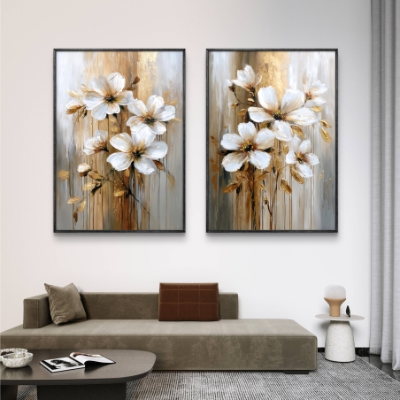 זוג תמונות קנבס עם פרחים לבנים על רקע בגווני זהב ואפור, בעיצוב אלגנטי ואמנותי