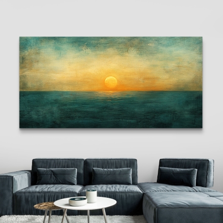 תמונת קנבס לרוחב המציגה שקיעה כתומה וים בגווני טורקיז מעל ספה מודרנית אפורה.