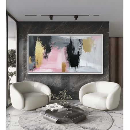 תמונת קנבס מופשטת בגווני ורוד, זהב, שחור ולבן תלויה מעל ספה אפורה בחלל סלון מודרני.