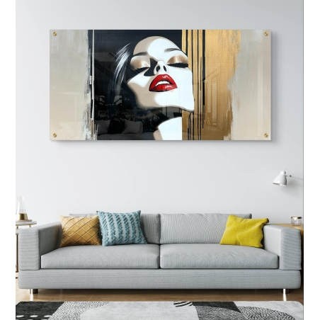 תמונת זכוכית לרוחב של דמות נשית עם שפתיים אדומות ברקע כהה וזהוב, אווירה מודרנית ועוצמתית.