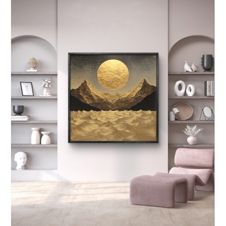 תמונת קנבס מרובעת המציגה נוף הררי, ים ושמש מוזהבת בגווני זהב ושחור, עיצוב אלגנטי לחלל הבית.