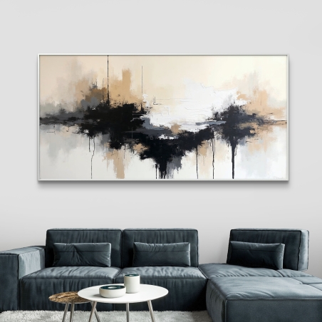 תמונת קנבס רחבה בסגנון אבסטרקטי בגווני שחור, לבן ושמנת, תלויה מעל ספת סלון מודרנית בגוון כהה.