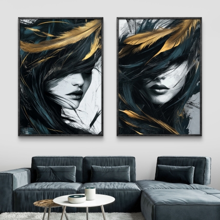 זוג תמונות קנבס של דמויות נשים עם שיער כהה ונוצות זהובות, עיצוב מודרני ודרמטי מתוך קולקציית תכשיט לבית, תלויות מעל ספה כהה בסלון מעוצב.