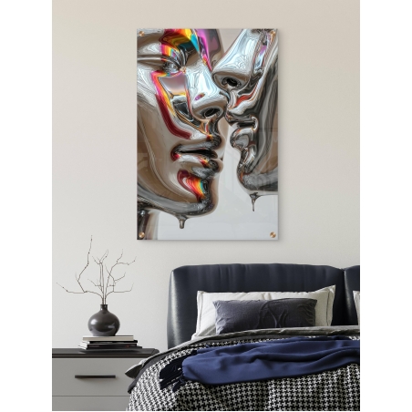 תמונת זכוכית של שני פרצופים מתכתיים מתנשקים בעיצוב אומנותי מודרני בגווני כרום וצבעי אור, מקולקציית NEXTGEN BY BAR מבית תכשיט לבית.