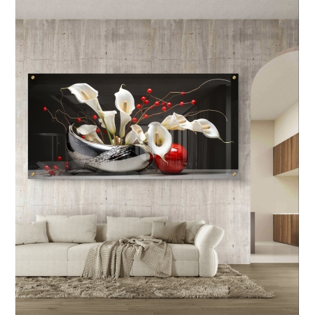 תמונת זכוכית לרוחב עם אגרטל כסוף ופרחי קלות לבנים לצד כדור אדום בעיצוב יוקרתי מבית תכשיט לבית.