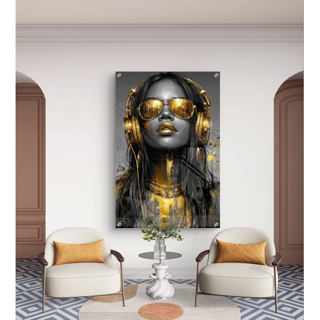 תמונת זכוכית עם דמות נשית, אוזניות ומשקפי שמש בגווני שחור וזהב בעיצוב מודרני, נועז ויוקרתי לקיר הבית