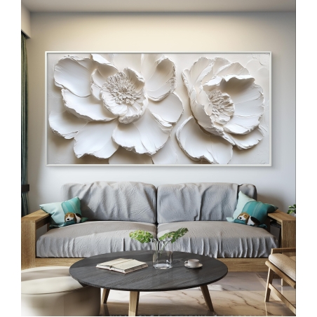 תמונת קנבס רחבה בגווני לבן, עם עיצוב פרחוני תלת-ממדי המדמה אומנות טיח יוקרתית, ליצירת אווירה אלגנטית ורגועה בבית או במשרד.