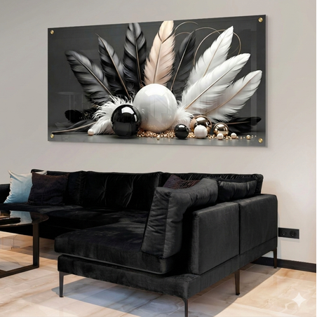 תמונת זכוכית נוצות שחור-לבן עם כדורים דקורטיביים וזהב, מראה יוקרתי ומודרני